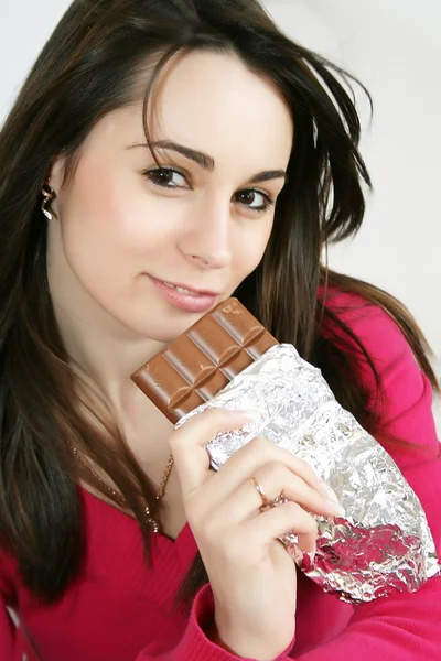 Žena jíst čokoládu — Stock fotografie