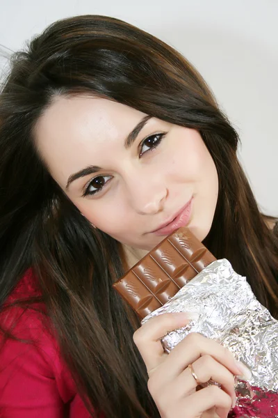 Γυναίκα τρώει μια σοκολάτα — Φωτογραφία Αρχείου