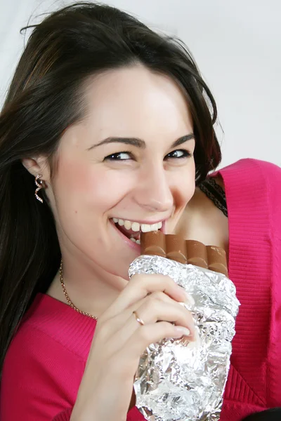 Bir çikolata yiyen kadın — Stok fotoğraf