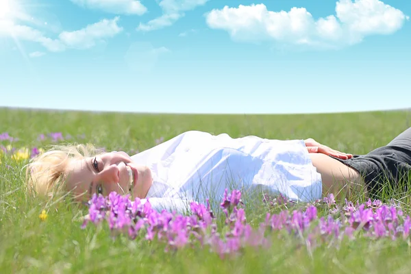 Meisje liggen in gras — Stockfoto