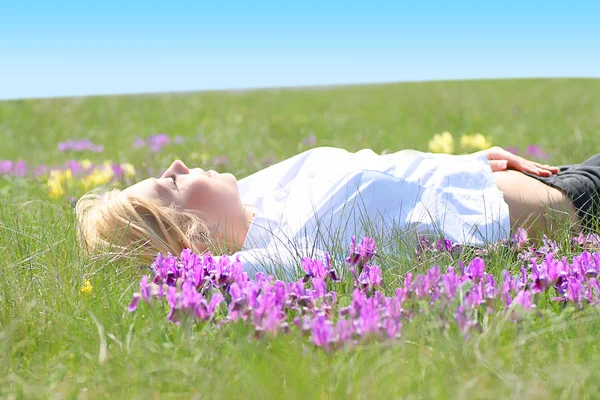 Dívka ležela v trávě — Stock fotografie