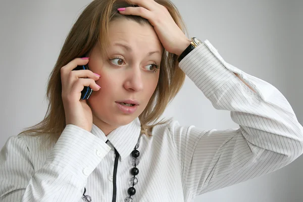 Kvinnan ringer via telefon — Stockfoto