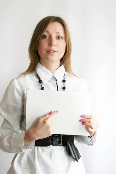 Жінка тримає порожній рекламний щит — стокове фото