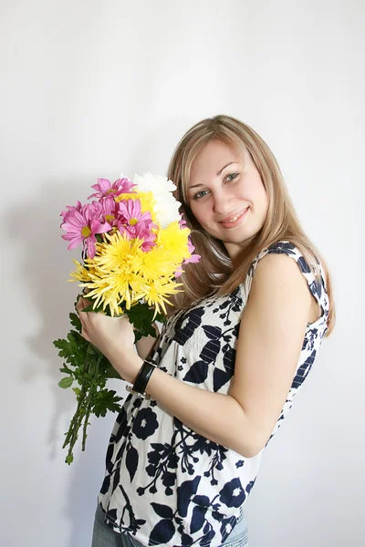 Женщина с букетиком цветов — стоковое фото