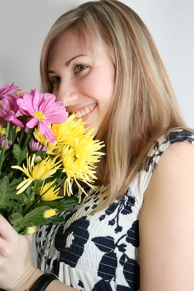 花の束を持つ女性 — ストック写真