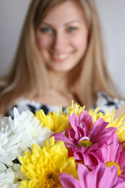 Femme avec bouquet de fleurs — Photo
