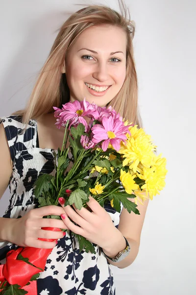 Mujer con ramo de flores —  Fotos de Stock