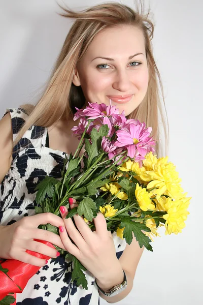 Frau mit Blumenstrauß — Stockfoto