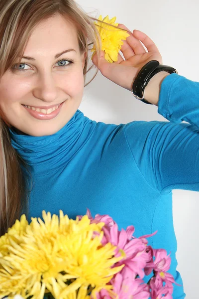 Kobieta z bukiet kwiatów — Zdjęcie stockowe