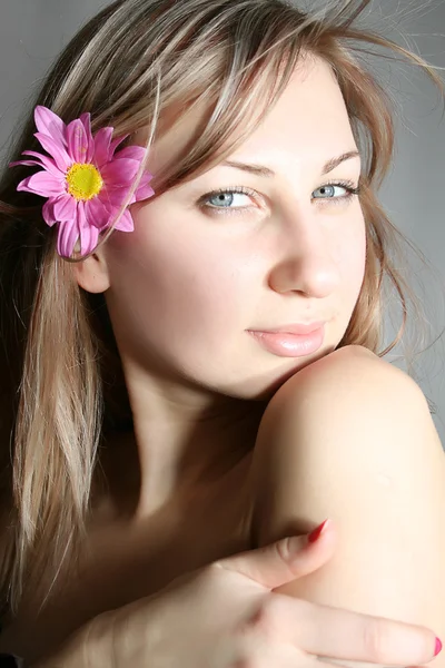 Frau mit Blume — Stockfoto