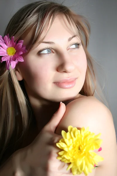 Donna con fiore — Foto Stock