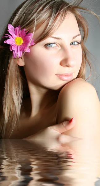 Vrouw met bloem — Stockfoto