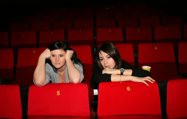 As raparigas estão no cinema. — Fotografia de Stock
