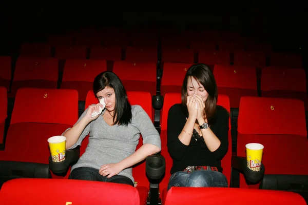 As raparigas estão no cinema. , — Fotografia de Stock