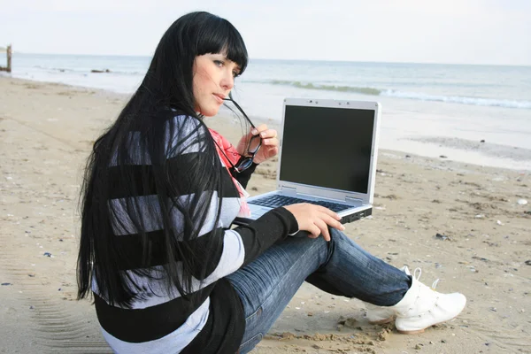 Жінка працює з комп'ютером — стокове фото