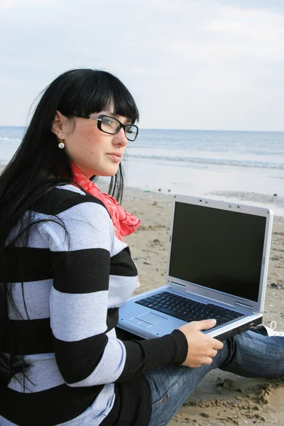 Женщина за компьютером — стоковое фото