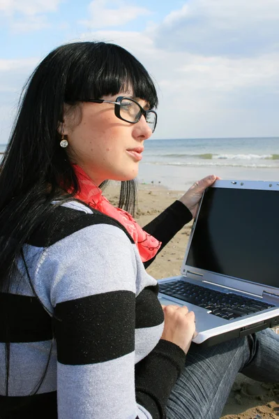 Женщина за компьютером — стоковое фото