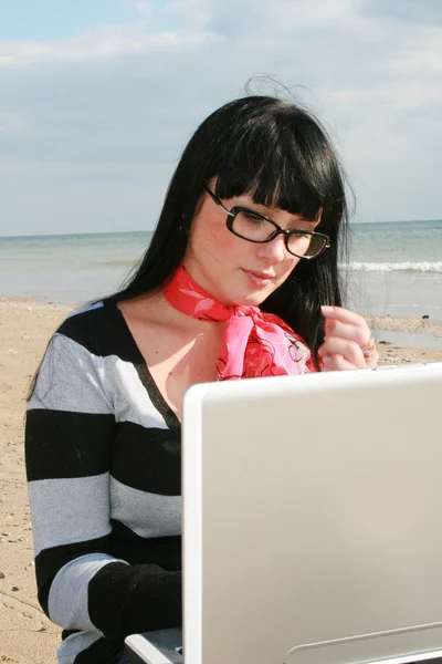 Жінка працює з комп'ютером — стокове фото