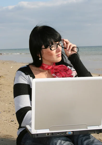 Žena pracující s počítačem — Stock fotografie