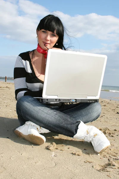 Donna che lavora con il computer — Foto Stock