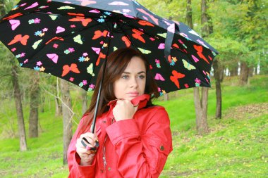 bir şemsiye tutan kadın