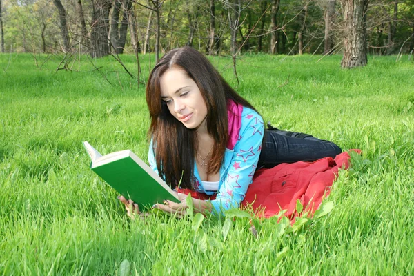 Dziewczyna czyta książkę — Zdjęcie stockowe