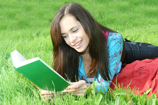 Meisje leest het boek — Stockfoto