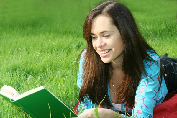 Meisje leest het boek — Stockfoto