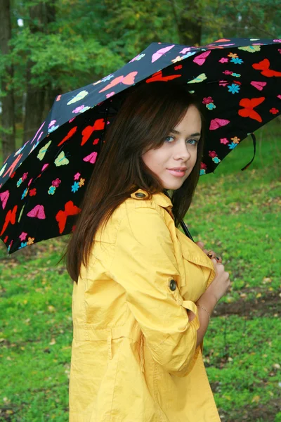 Жінка тримає парасольку — стокове фото
