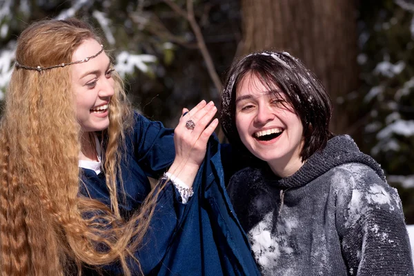 Två damer i vinter skog — Stockfoto