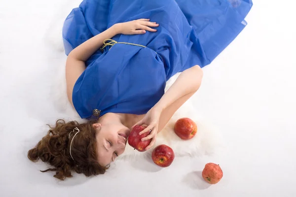 りんごと横になっている女性 — 图库照片