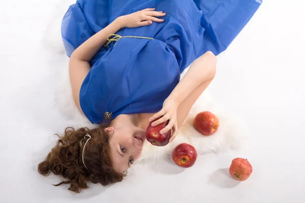 りんごと横になっている女性 — 图库照片