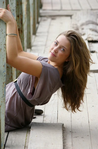 Meisje op de brug — Stockfoto