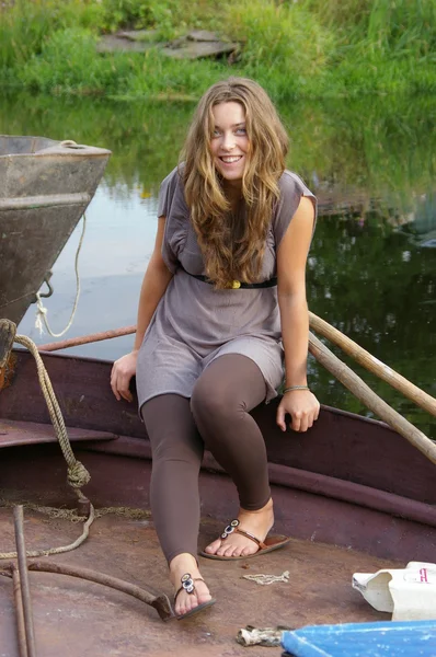 Meisje op de boot — Stockfoto