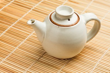 Bambu hasır üzerinde Çince çaydanlık
