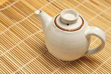 Bambu hasır üzerinde Çince çaydanlık