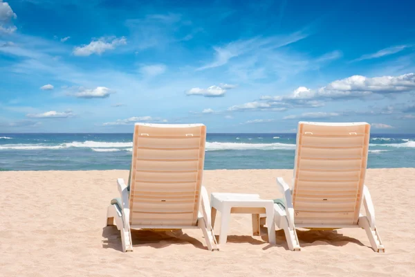 Dos chaise longues en la playa cerca del océano —  Fotos de Stock