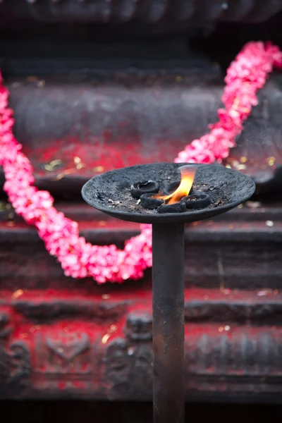 Burning flame i hinduiska tempel — Stockfoto