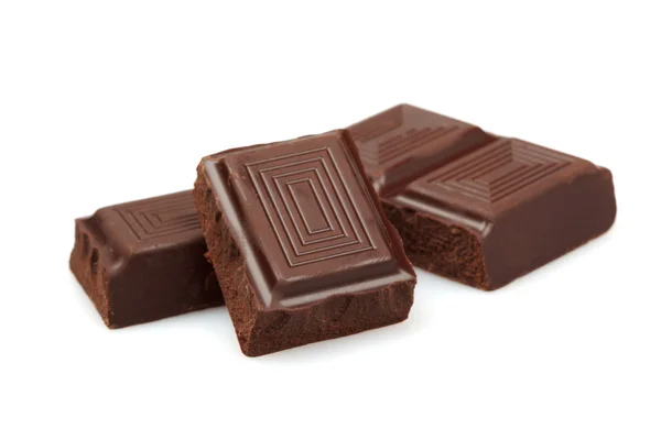 Pedaços de chocolate escuro isolado — Fotografia de Stock