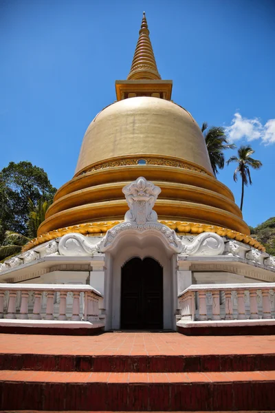 Boeddhistische dagoba (stoepa) in gouden tempel — Stockfoto