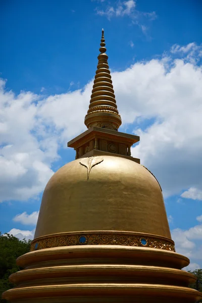 Boeddhistische dagoba (stoepa) in gouden tempel — Stockfoto