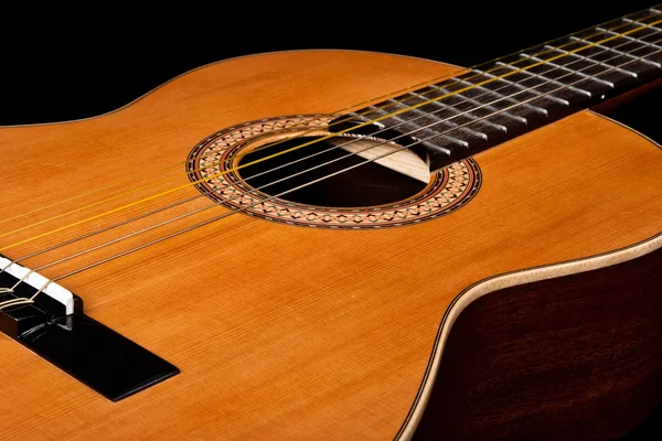 Klassisk gitarr på nära håll på mörka — Stockfoto