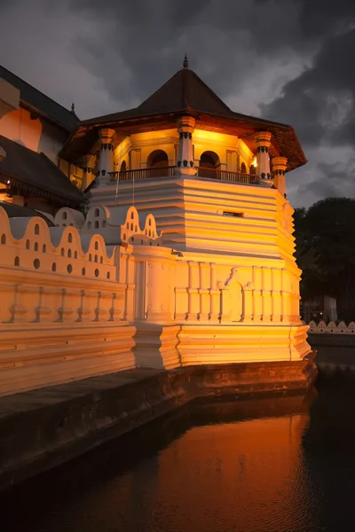 Tempel van de tand. avond. Sri lanka — Stockfoto
