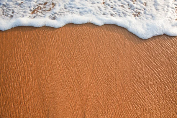 Bølgebølge på sand – stockfoto