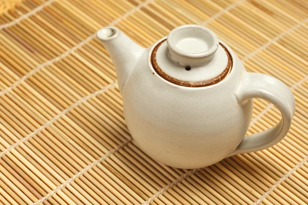 Китайский чайник на бамбуковом коврике — стоковое фото
