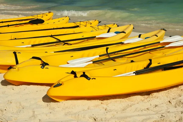 Kayak sulla sabbia della spiaggia — Foto Stock