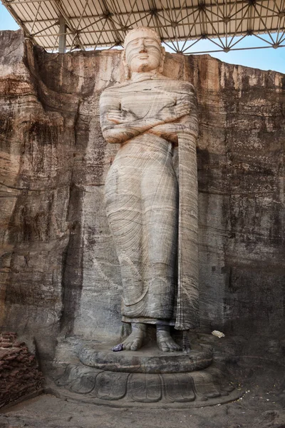 Antigua imagen de Buda de pie — Foto de Stock