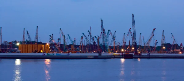 Grues portuaires au crépuscule. Photo panoramique — Photo