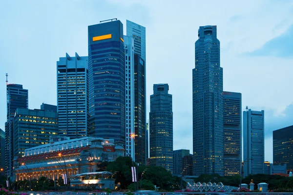 Singapore wolkenkrabbers in avond — Stockfoto