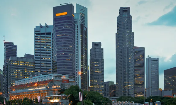 Singapore skyskrapor i kväll — Stockfoto